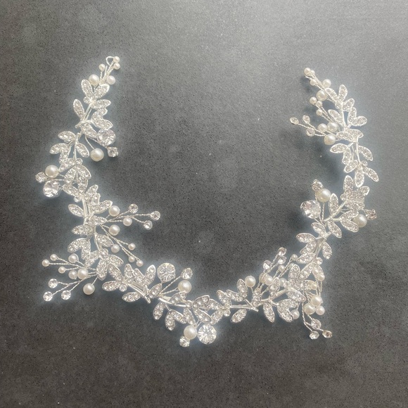 Boho Wedding Hair Accessory: Silver Bridal Hair Vine with Leaves Pearls Crystals - Picture 8 of 11